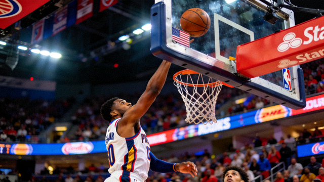 NBA篮球赛事直播画面，球员在篮下完成强攻上篮